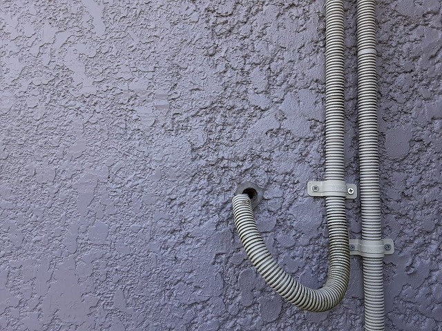 外壁材に配管の穴あき